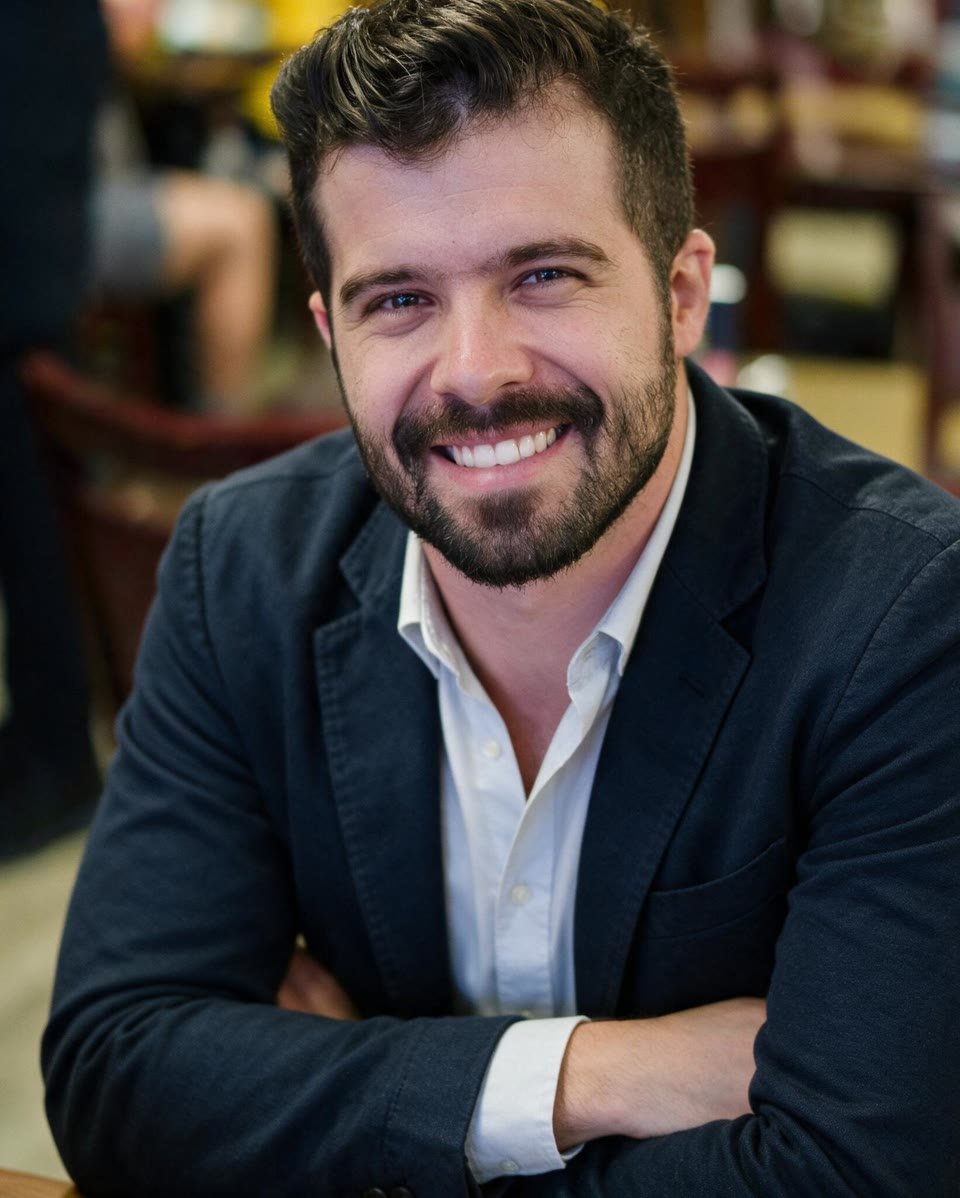 Glauco Kozlowski, founder of Raio, smiling with his arms crossed.
